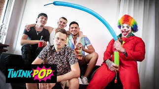 Twink Pop - Strip-teaseuse William Seed surprend Brent North avec son corps incroyable et ils finissent par baiser