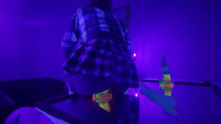 Школьница скачет на огромном светящемся 