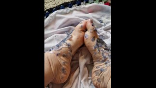 热蜡烛打蜡后的纹身脚，Fansly/OnlyFans 上的全长版本
