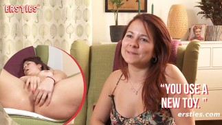 Ersties - Горячая Любительская Красотка Вставляет Вещи В Свою Тугую Попку