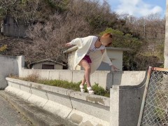 【4K高画質】若い男性の釣り人に見られた状態で大放尿した変態巨乳M熟女彼女❤野外露出中に我慢できずに❤　　個人撮影/日本人/かわいい/素人/パイパン/スタイル抜群/美女/変態/巨乳　無修正/流出/晒し - Screenshot 11 of 16 - Public