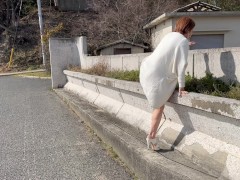 【4K高画質】若い男性の釣り人に見られた状態で大放尿した変態巨乳M熟女彼女❤野外露出中に我慢できずに❤　　個人撮影/日本人/かわいい/素人/パイパン/スタイル抜群/美女/変態/巨乳　無修正/流出/晒し - Screenshot 3 of 16 - Butt