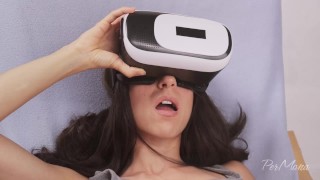 Виртуальная реальность. Она фантазирует о большом члене и получает его.