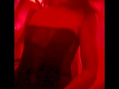 Cassandra Bcbg se touche dans les toilettes d’un bar Libertin. Brunette super chaude !! Milf Amateur