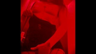 Cassandra Bcbg se touche dans les toilettes d’un bar Libertin. Brunette super chaude !! Milf Amateur