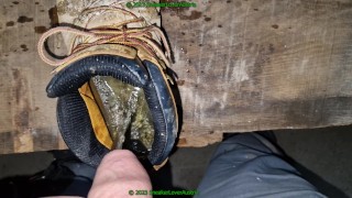 помочиться 5 раз в старую грязную рабочую обувь Timberland