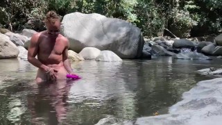 Ragazzo trans ftm che si masturba un grosso clitoride con un giocattolo del sesso nel fiume