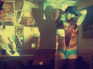 Max Spade Faisant De La Danse érotique Devant Son Porno Solo Avec Ses Jouets