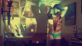 Макс Спейд занимается эротическими танцами перед своим сольным мужским порно со своими игрушками