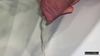 流しでGuyソロ放尿。男は流しで放尿します。
