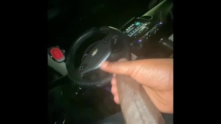 Acariciando um pau enorme no meu carro (telhado)