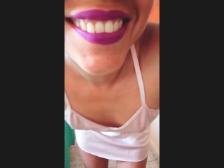 Раздеваюсь, демонстрируя свои трусики и нижнее белье, они тебе нравятся?