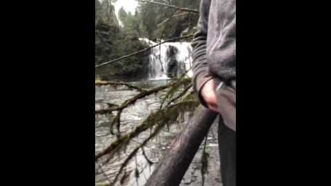 Pisser près de Trent falls sur l’île de Vancouver Canada lors d’une randonnée