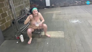 Chica de la calle bailando desnuda