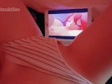 POV Kawaii fille asiatique se touchant en regardant du porno lesbien hentai humide Pink pussy famille sont à la maison