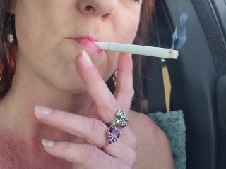 Titty De Carro Fumantes Em Público Brincam Bratty MILF