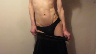 Femboy drażni się w aksamitnej spódnicy