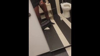 Rebentando uma noz no trabalho no chão do banheiro