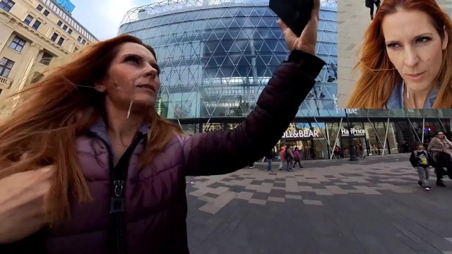 Симпатичная девушка кончаетПрогулка по многолюдному центру города, затем ест сперму с шоколадом (сортировать)