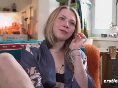 Ersties - Songschreiberin Nelio aus Berlin masturbiert in ihrem WG-Zimmer