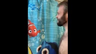 Première fois Dory, Regardez Loin Nemo