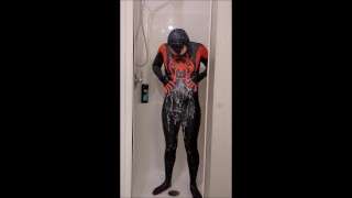 Hombre araña duchandose