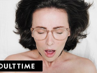 ADULT TIME - Como as Mulheres Têm Orgasmo com Casey Calvert