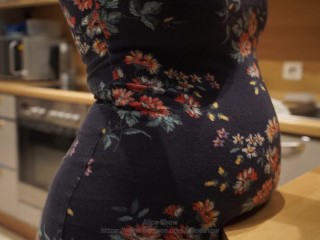 Раздутый живот на столе после ужина