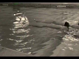 在游泳池里玩耍的时间