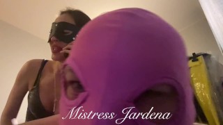 Sissy empregada pega todos os buracos por ser barulhenta durante Mistress chamada - clipe completo no meu OF