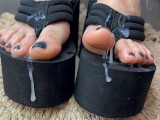 Sandálias plataforma footjob e cobertas com uma enorme carga de esperma