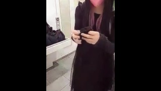 【個撮】黒髪の男の娘が公衆トイレでオナニーする動画