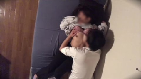 Novia gimiendo en una voz linda con una polla dura en su coño