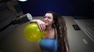 Géante gonflant des ballons ASMR roleplay
