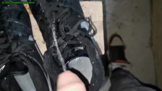 Pissen in Nike backboard schoenen