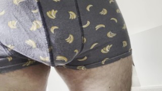 Mijando em cuecas de banana