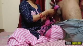 Indiase Hot slet vrouw geneukt door echtgenoot's winkelbediende bij haar thuis, Taboo affaire met stieftante