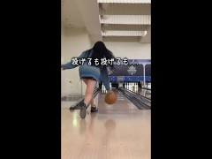 【おしがま】ボーリング中にお漏らし決壊してしまう女｜手コキ日本人おしっこ我慢素人オシッコ女子おもらし射精美脚美尻YouTuber尿フェチ無修正顔射 15/16