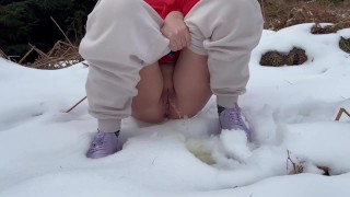 女孩在雪地里当众小便