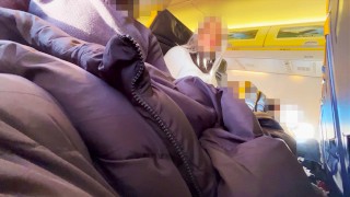 Dick Flash! La pasajera en el asiento a mi lado me hace una paja en el avión