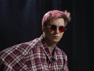 I NEED YOU / MODEL POSE 2