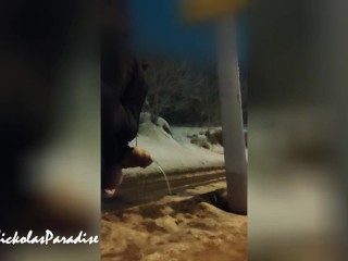 Горячий парень ссыт на публике возле оживленной дороги. Золотой дождь