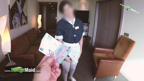 彼らはお金と引き換えに彼女とセックスするためにホテルのメイドにお金を提供します