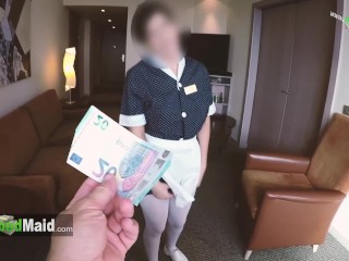 Eles Oferecem Dinheiro Para a Empregada do Hotel Fazer Sexo com Ela Em Troca De Dinheiro