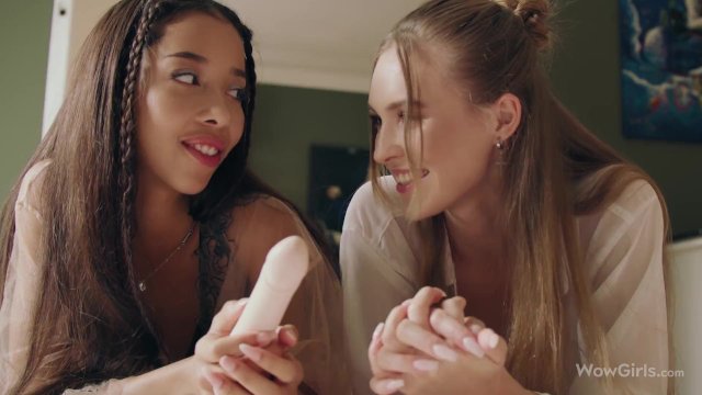 WOWGIRLS Beautiful models Mencia Francis and Naomi Hill fucking on their day off - Mencia Francis