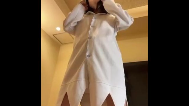 たくし上げ ズボン下ろし のっかり手コキ Porn Video