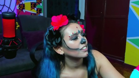 sexy catrina se masturba y juega con sus pezones para enloquecerte