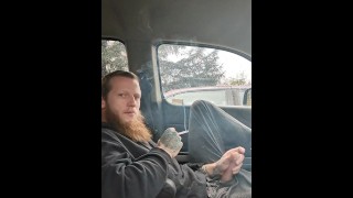 Fumando y masturbándome en mi coche 🫠😉😘 (espero que no me pille)