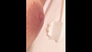 敏感乳首VS歯ブラシ　素人日本人おっぱい/Japanese Amateur Nipple Play