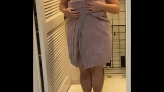 TSA strip busca a una mujer tímida fuera de su toalla